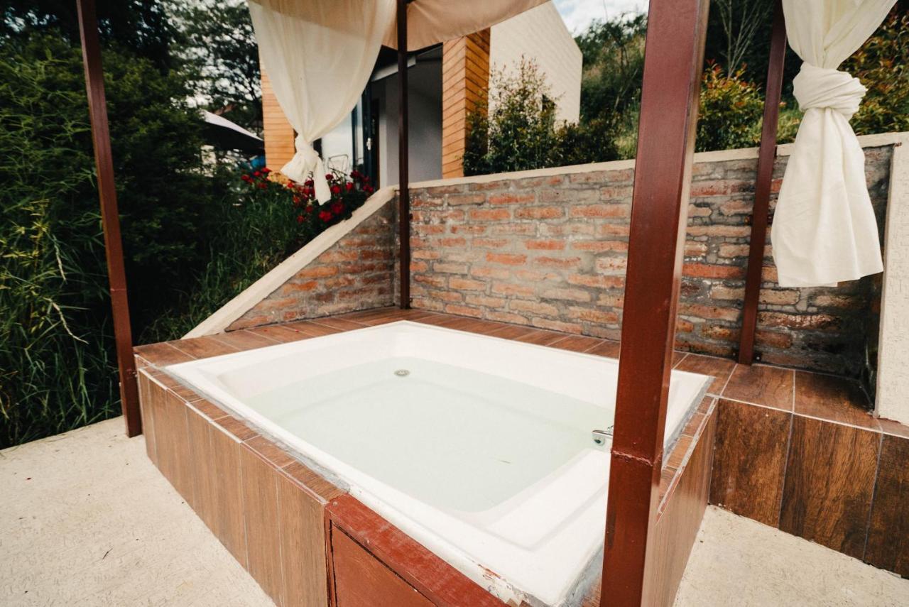 Nayon Xtreme Valley Hotel Quito Exterior photo